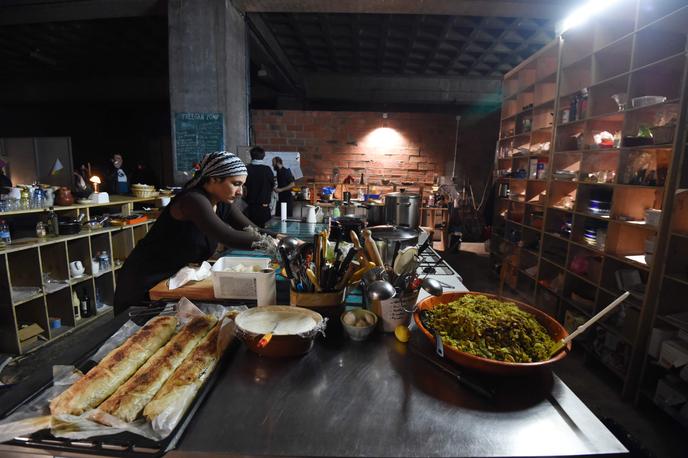 Dans le 19e arrondissement de Paris, le restaurant solidaire antigaspillage Freengan Pony (ici en 2016) sert des plats végétariens à un petit prix car mitonnés à partir d’invendus récupérés au marché de Rungis.