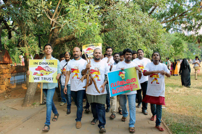 Les dinkoistes (ici, le 20 mars, lors du conclave de Kozhikode, dans le Kerala) arborent un tee-shirt à l'effigie de leur divinité : la souris de BD Dinkan.
