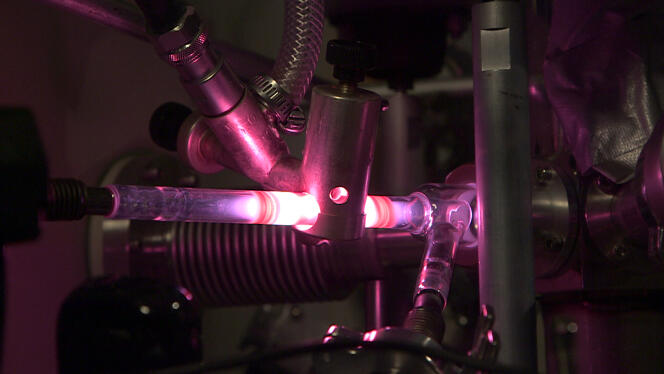 Irradiation UV d'un échantillon de glace cométaire artificielle à l'Institut d'astrophysique d'Orsay. On reproduit ainsi l'exposition des glaces d'une comète au rayonnement solaire.