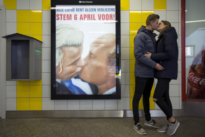 Une affiche, dans le métro d'Amsterdam, sur laquelle le leader de l’extrême droite néerlandaise, Geert Wilders, embrasse Vladimir Poutine. De nombreux commentateurs estiment que le 