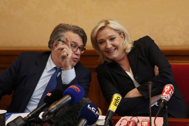 Gilbert Collard et Marine Le Pen avaient diffusé, en 2015, des photos d’exactions commises par Deash sur leurs comptes twitter.