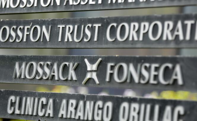 Le nom de la société Mossack Fonseca, qui a permis de créer des comptes offshore révélés par les « Panama papers », affiché sur un panneau d’un immeuble de Panama City, le 4 avril.