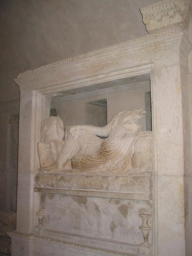 Badigeon sur les décors peints et sculptures mutilées dans la Tombe des Trois frères