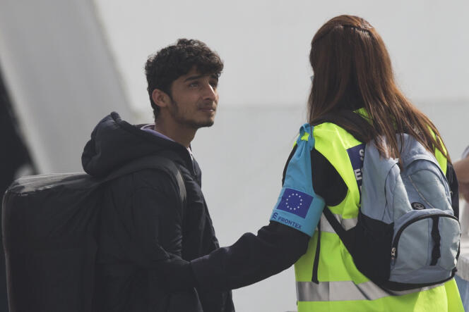 Un agent de Frontex au port de Mytilène, sur l’île de Lesbos, alors qu’un ferry vient d’arriver avec des migrants à son bord, le 8 avril 2016.