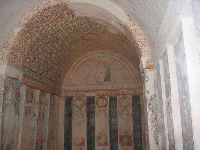Photo avant destruction des peintures de la grande salle de la tombe des Trois frères, documentée par l'archéologue Houmam Saad