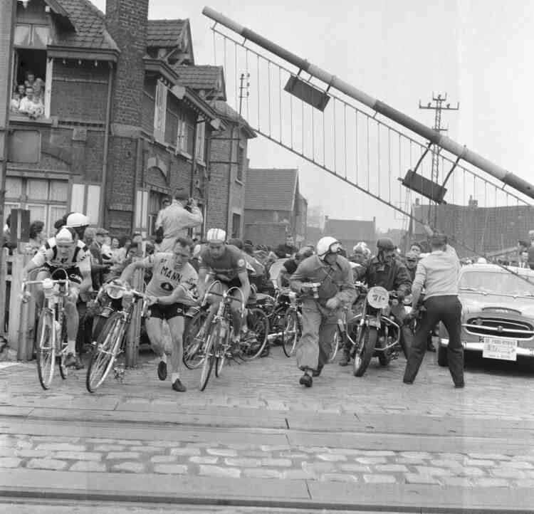 Paris-Roubaix ? Pour Jacques Anquetil, « une loterie, où la chance joue un rôle bien trop important ». Et pas seulement du côté des chutes ou des crevaisons : régulièrement, des concurrents sont piégés par le passage d'un train, comme ici, en 1961.