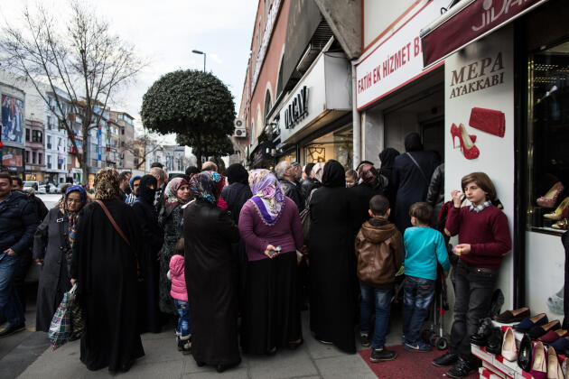 Des réfugiés syriens font la queue pour une consultation à la clinique de Fatih, en mars, à Istanbul.