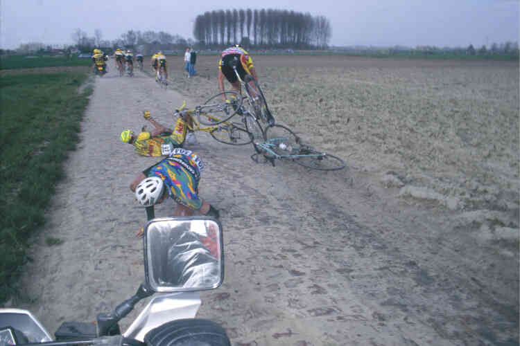 Sur les pavés, assure Fabian Cancellara, « plus tu vas vite, moins ça fait mal ». Ce qui n'est pas le cas quand on tombe, comme ici, en 2001.