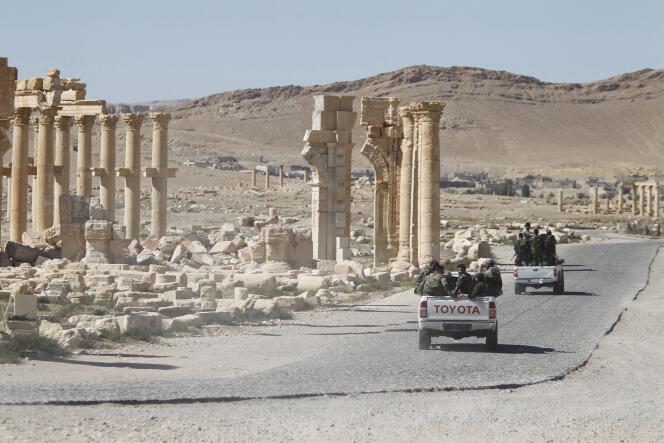 Des soldats de l’armée syrienne traversent les ruines historiques de Palmyre, libérée de l’Etat islamique.