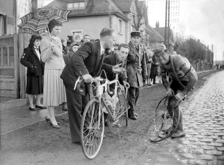 « C’est une course pour les fous », explique le Suisse Fabian Cancellara, triple vainqueur de l'épreuve. Illustration avec l'expression de Nicolas Barone, en train de changer lui-même sa roue, en 1959.