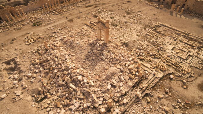 Vue aérienne prise par drone du temple de Bêl après l'explosion , où on voit des blocs intactes et des tronçons de colonnes