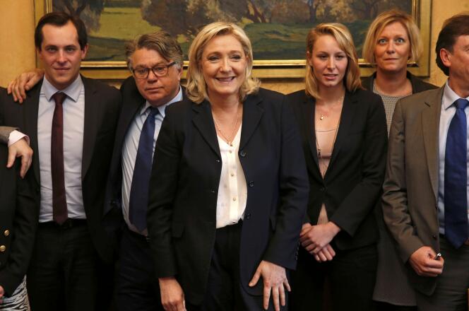 Marine Le Pen entourée de parlementaires FN, à l’Assemblée nationale, jeudi 7 avril.