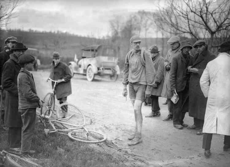 « Paris-Roubaix reste la dernière folie que le sport cycliste propose à ses officiants », disait Jacques Goddet, fondateur de « L'Equipe » et directeur du Tour de France. Ici, Francis Pélissier vient de casser sa chaîne, lors de l'édition 1920.