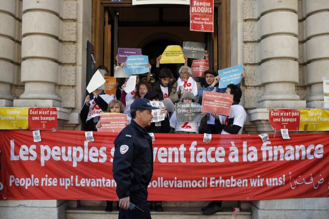 Des manifestants bloquent les entrées du siège de la Société générale, à Paris, le 7 avril.