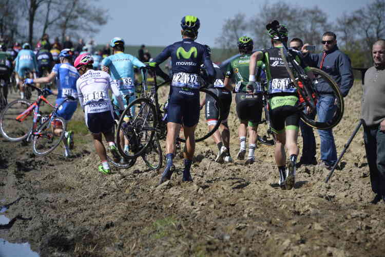 « Paris-Roubaix, c'est un enfer dont on est fier de revenir », quitte à ce que soit le vélo au bras, façon cyclo-cross, comme ces coureurs de l'édition 2015.