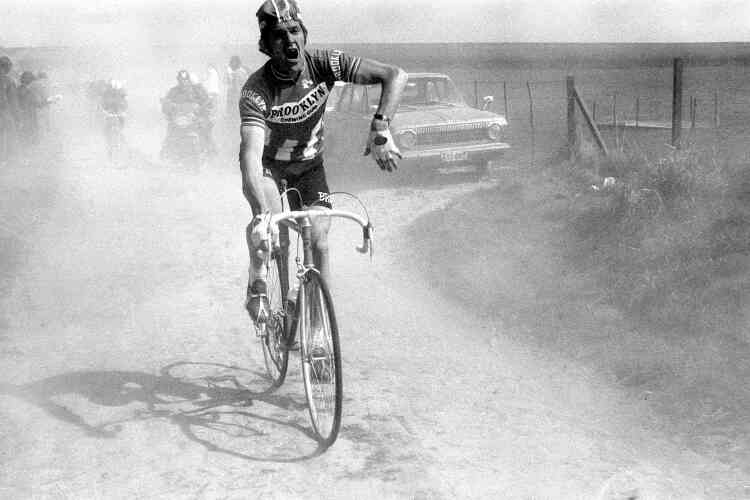« Un Paris-Roubaix sans la pluie, ce n'est pas un vrai Paris-Roubaix », explique l'Irlandais Sean Kelly, vainqueur en 1984 et 1986. Pour beaucoup de coureurs pourtant, la poussière des jours de beau temps est plus pénible que tout. Lors de l'édition 1976, elle fait ici pester le Belge Roger De Vlaeminck, corecordman de victoires (4) à Roubaix.
