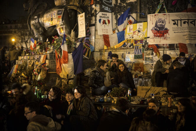 Des manifestants se discutent entre eux sur la place de la République à Paris, durant la   neuvième 