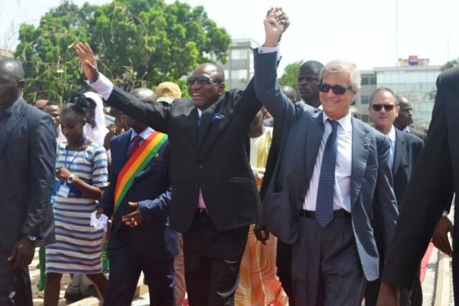 Vincent Bolloré et le président guinéen Alpha Condé à Conakry, en juin 2014.