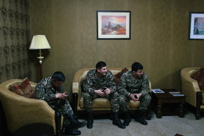 Des soldats arméniens de la région séparatiste du Haut-Karabakh discutent dans le hall de l'Hôtel Armenia, à Stepanakert, le 6 avril 2016. Un cessez-le-feu avec les forces azéries a été conclu le 5 avril 2016, après quatre jours de violents combats.