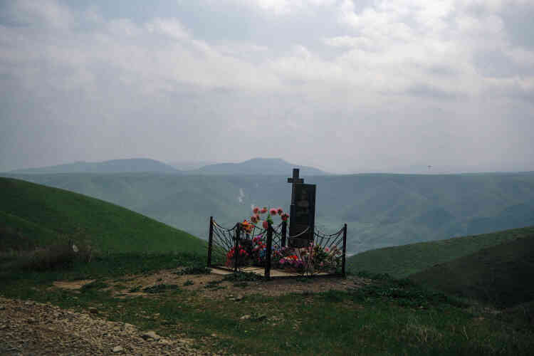 Dans le nord du Haut-Karabakh, une tombe au milieu des montagnes.