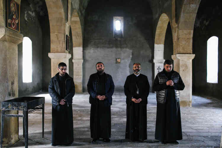 Un groupe de prêtres arméniens et karabakhtsis chantent des psaumes dans l'église de Talich.