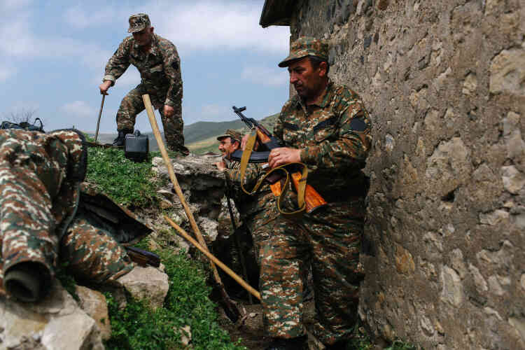 Le village de Talich, à l'extrême-nord du territoire, a été le plus touché par les combats. Pris par les forces azéries puis repris par l'armée karabakhtsie, il a été presque entièrement détruit. Des volontaires y creusent des tranchées pour prévenir un éventuel retour des Azéris.