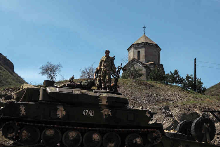 L'armée est une institution centrale dans la vie de la République autoproclamée du Haut-Karabakh. Elle est financée à 100 % par l'Arménie voisine, et les jeunes Arméniens peuvent choisir d'y faire leur service militaire.