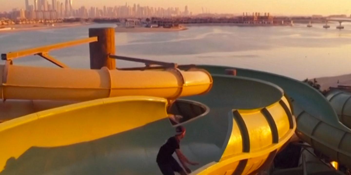 Un toboggan aquatique transformé en rampe de skate géante à Dubaï