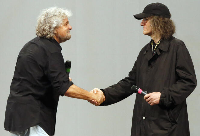 Gianroberto Casaleggio (à droite) salue  Beppe Grillo,  lors d'un meeting du Mouvement  5 étoiles, à Rome, en mai 2014.