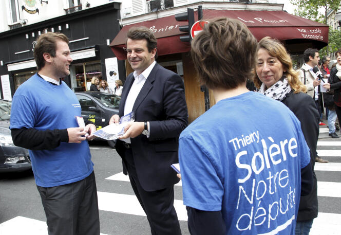 Thierry Solère, vice-president UMP du conseil général des Hauts-de-Seine et candidat dissident UMP aux élections législatives, lors d'une distribution de tracts sur le marché Escudier à Boulogne-Billancourt.