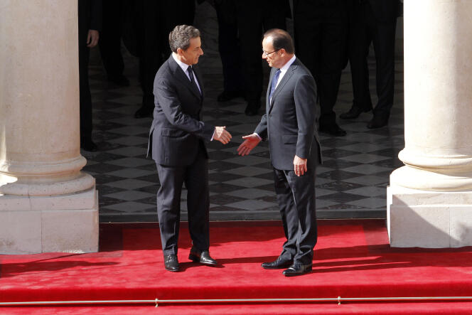 Nicolas Sarkozy et François Hollande lors de la passation de pouvoir à l'Elysée le 15 mai 2012.