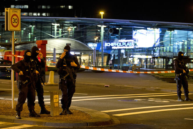 Des policiers militaires lourdement armés et encagoulés en patrouille devant l'aéroport d'Amesterdam-Schiphol, le 13 avril.