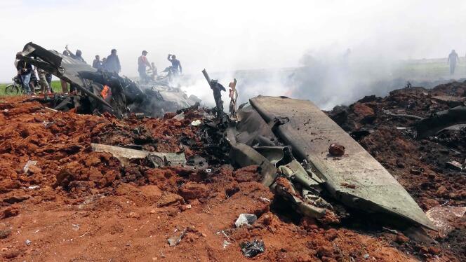 Les débris d’un avion du régime syrien, abattu le 5 avril par le Front Al-Nosra,
dans la région d’Al-Eis, dans le nord du pays.