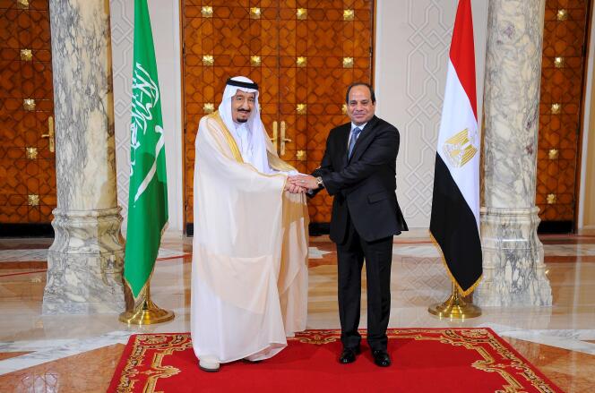 Le président égyptien, Abdel Fattah Al-Sissi (à droite), et le roi Salman d'Arabie saoudite échangent une poignée de main au palais présidentiel du Caire, jeudi 7 avril.