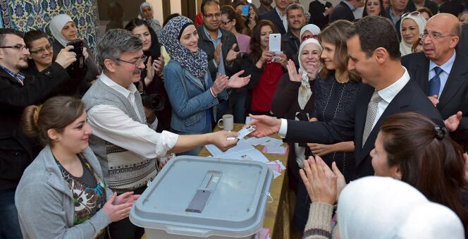 Le président syrien et son épouse, Asma, lors des élections du 13 avril 2016.