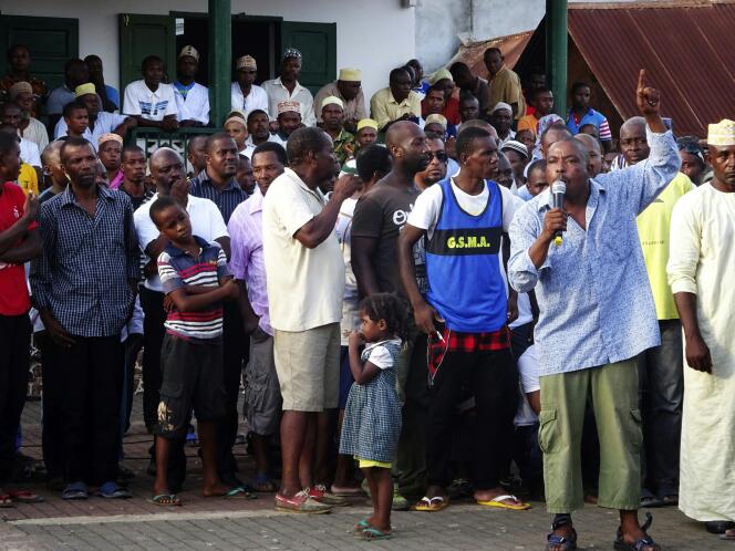 Des Mahorais manifestent à Mamoudzou, chef-lieu du département de Mayotte, mardi 12 avril, pour réclamer la fin des violences.