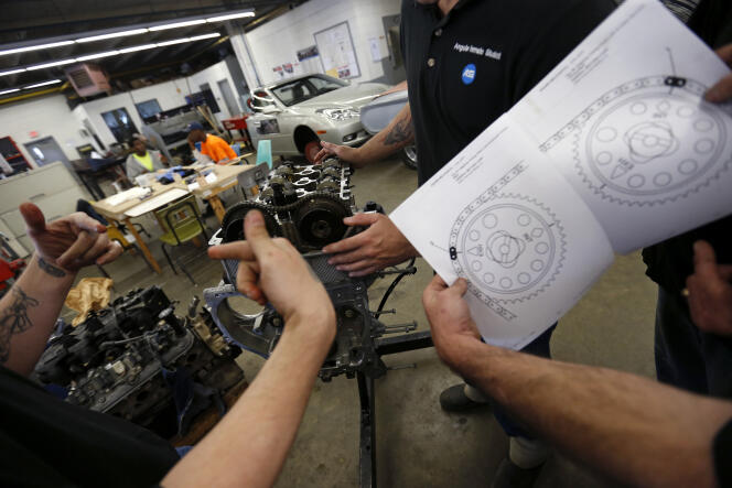 Le 23 mars 2016, mentors et mentorés travaillent sur un moteur dans l'atelier de réparation automobile du pénitencier d'Etat de Louisiane, aux Etats-Unis.