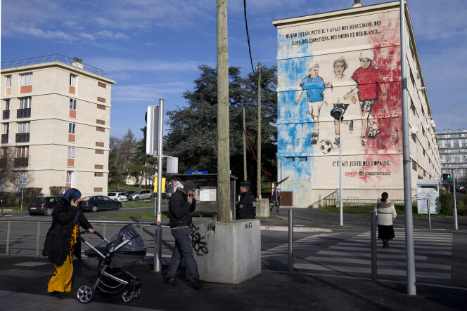 A Sarcelles en banlieue parisienne, une fresque inaugurée en février du street artist Combo : 