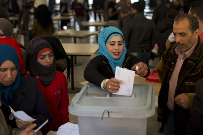 Une Syrienne vote à Damas, le 13 avril 2016.