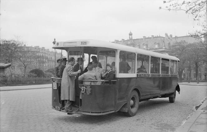 Des voyageurs massés sur la fameuse plate-forme d'un Renault TN4H de la ligne 27, en avril 1946.