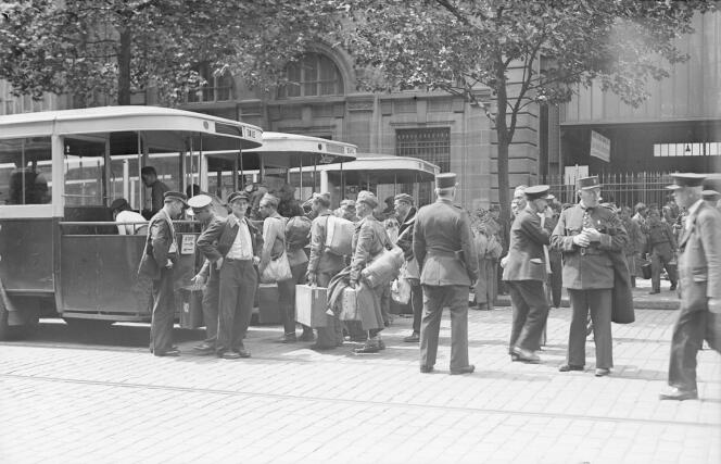 Des bus affectés au retour de prisonniers, déportés et réfugiés, le 20 juin 1945, à l'issue de la seconde guerre mondiale.