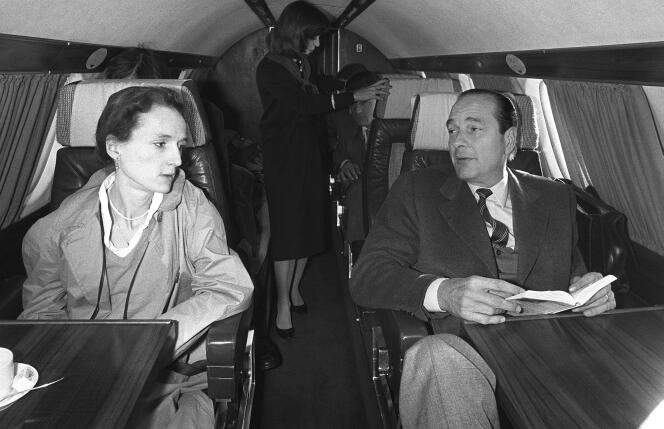 Jacques Chirac et sa fille Laurence dans un avion les amenant à Sarran, le 26 avril 1981.