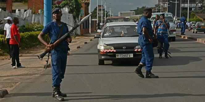 Policiers lourdement armés patrouillant dans les rues de 
Bujumbura le 12 avril 2016.