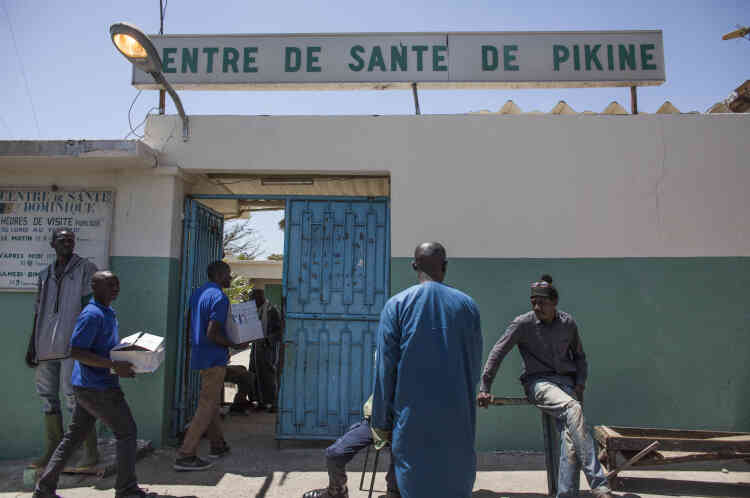 Livraison de contraceptifs au centre de santé de Pikine, dans la banlieue de Dakar, Sénégal.