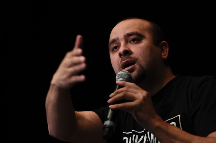 Le réalisateur, dramaturge et metteur en scène belge, Ismaël Saïdi, s'adresse aux jeunes étudiants venus assister à la représentation de la pièce
