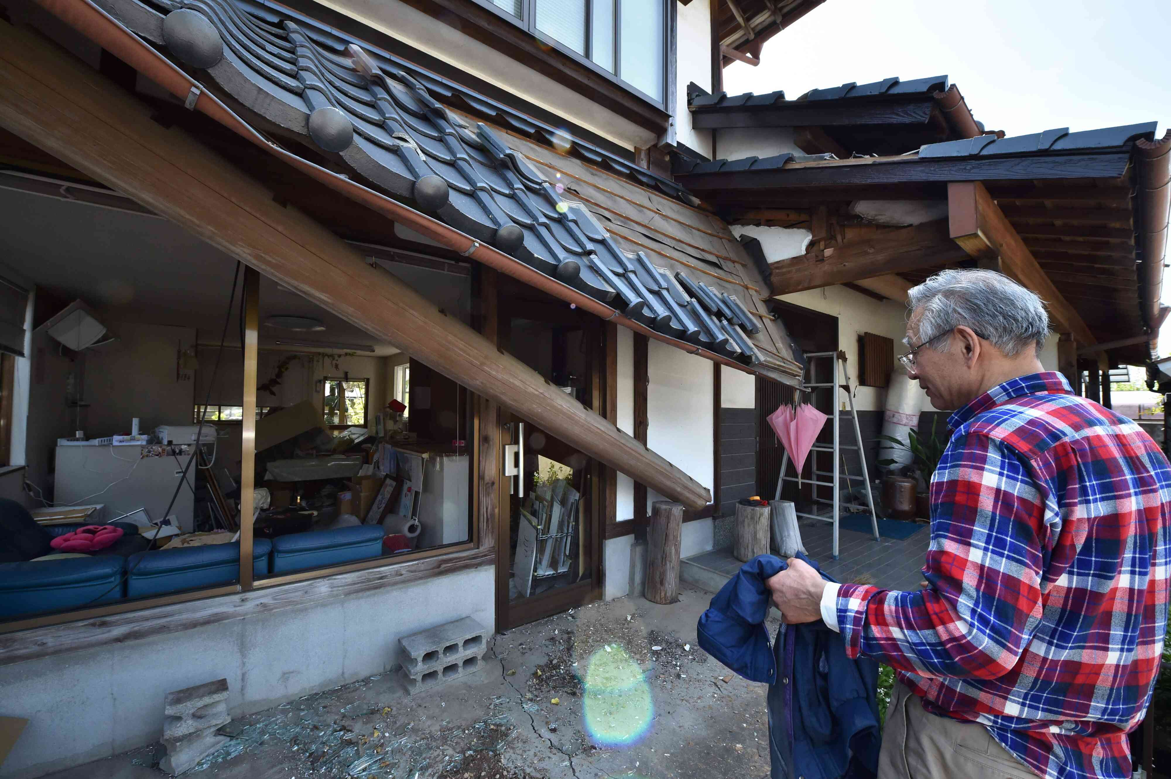 Au Japon Les Secours Craignent De Nouvelles Secousses Sismiques