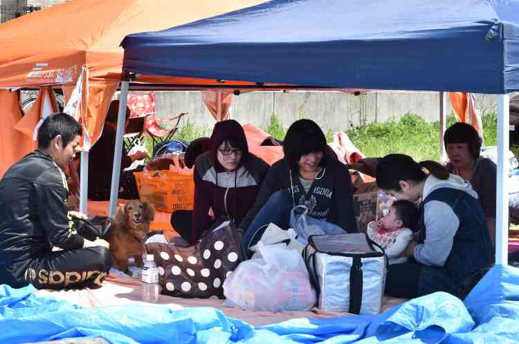 "Nous sommes sorties de la maison à cause des secousses qui n'en finissaient pas", a raconté Hisako Ogata, 61 ans, évacuée avec sa fille dans un parc de Kumamoto où une cinquantaine de personnes étaient assises sur des bâches de plastique bleu. "On a eu tellement peur, mais heureusement nous sommes vivantes !"