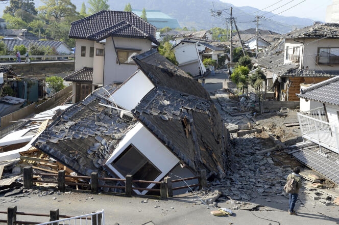Des maisons détruites par les séismes qui ont touché la ville de Mashiki, dans la préfecture de Kumamoto dans le sud du Japon, dans la nuit du 15 au 16 avril.