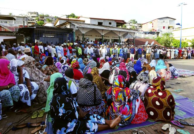 Des habitants de Mamoudzou, à Mayotte, réunis le 12 avril devant la mosquée du quartier de Mtsapere, réclament la fin des violences en marge de la grève générale.