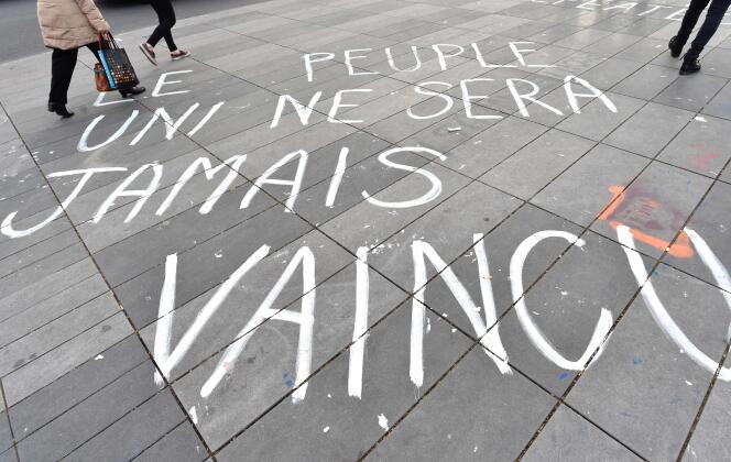 Slogan écrit sur le sol de la place de la République, le 16 avril.